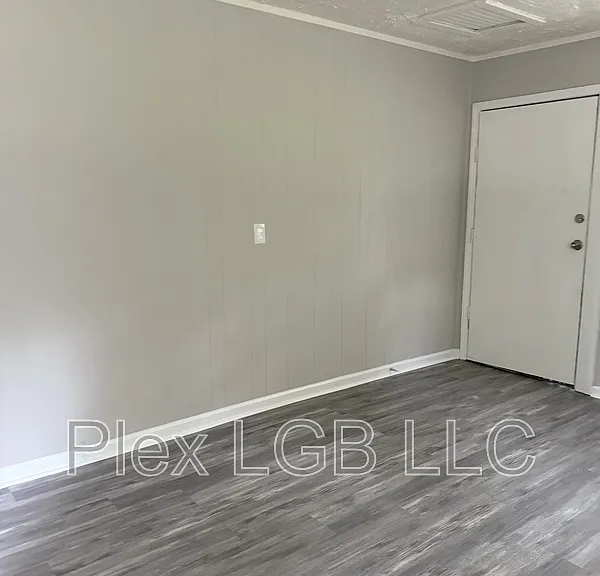 100 Oak Ln — Photo 3