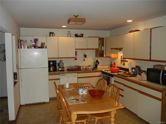 4th image of 3 Shore Dr APT 3