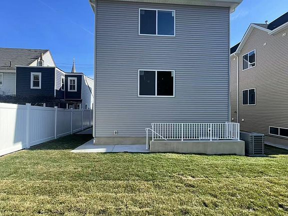 3rd image of 140 Beach St