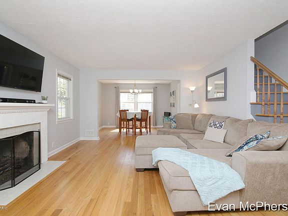 4th image of 2122 Monroe Ave NW