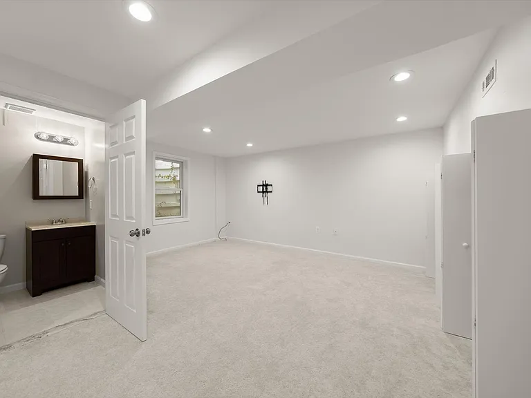315 Center St N — Photo 21