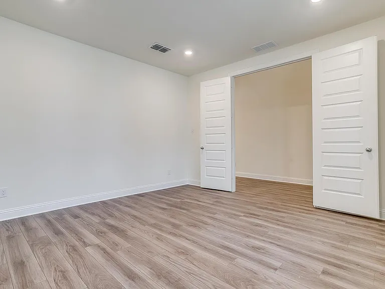 9836 Derbyshire Dr — Photo 32