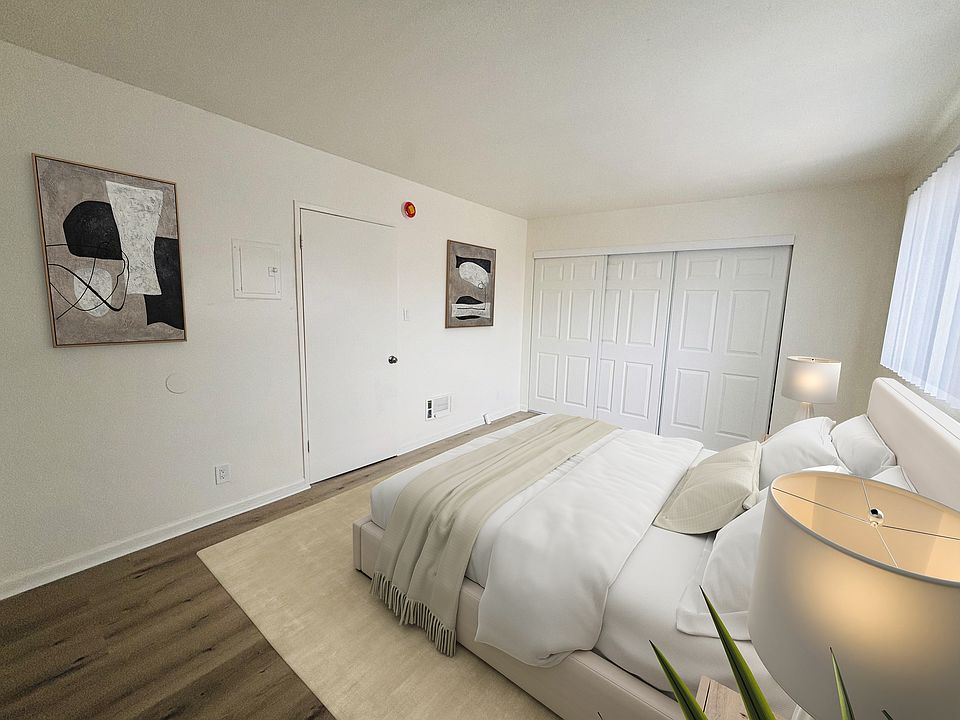 Bedroom (vertually staged)