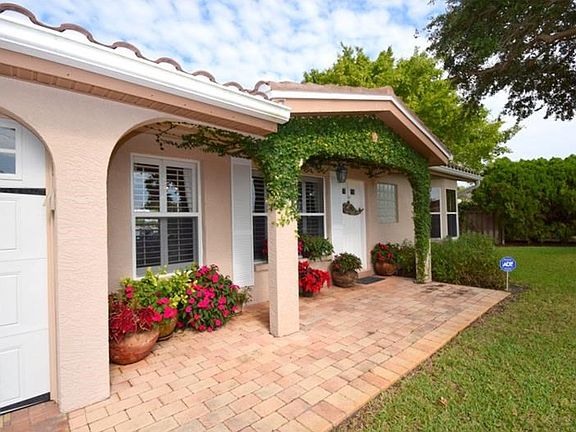 Charming front entryway.