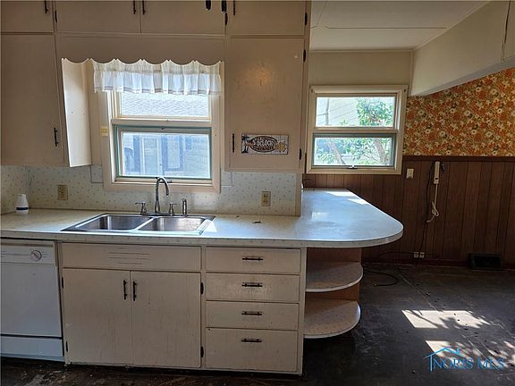 3rd image of 40 W Main St