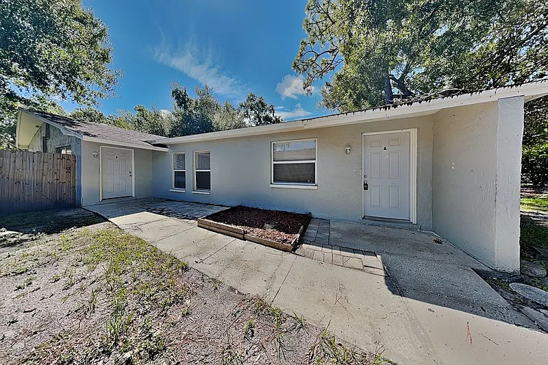 3 bed, 1.0 bath, 855 sqft, $1,699 — Photo 2