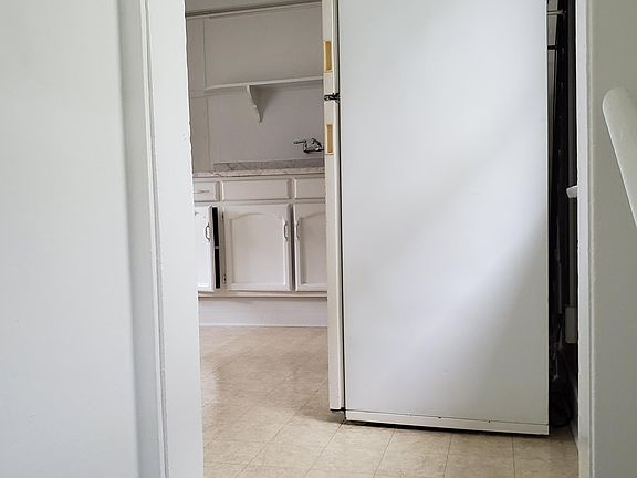 5th image of 853 N Fuller Ave