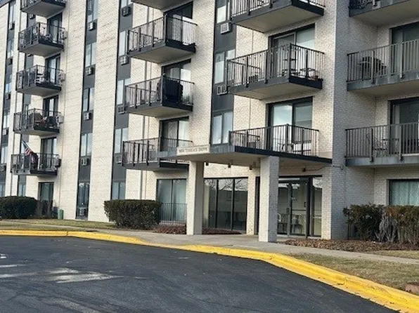 9074 W Terrace Dr APT 2E, Niles, IL 60714