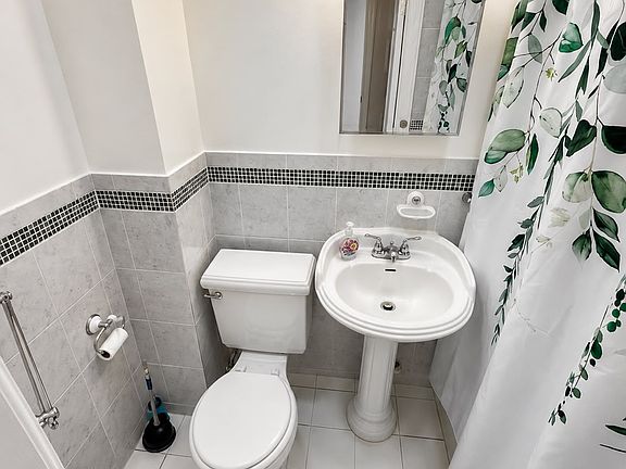 5th image of 992 Hart St #2