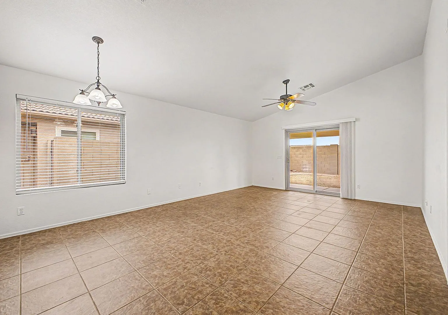 11417 W Amber Trail - Move In Ready , 3 Bed/2 Bath — Photo 3