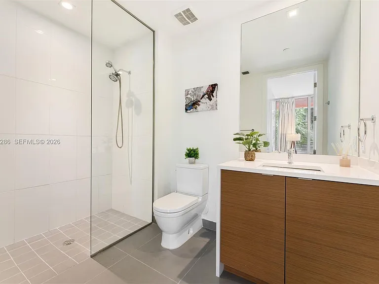250 NW 24th St #2B — Photo 8
