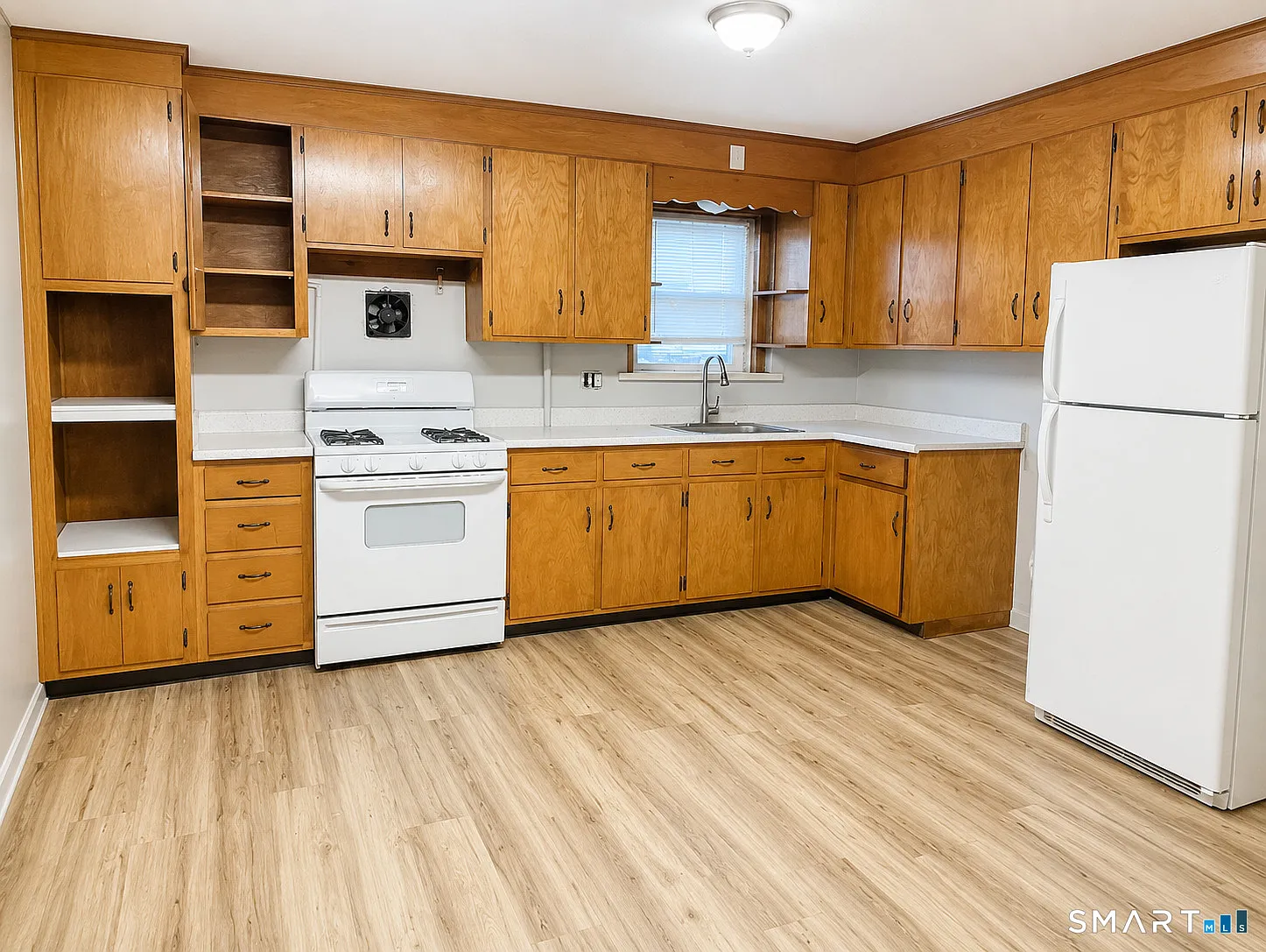 4 bed, 1.0 bath, 2400 sqft, $1,550 — Photo 2