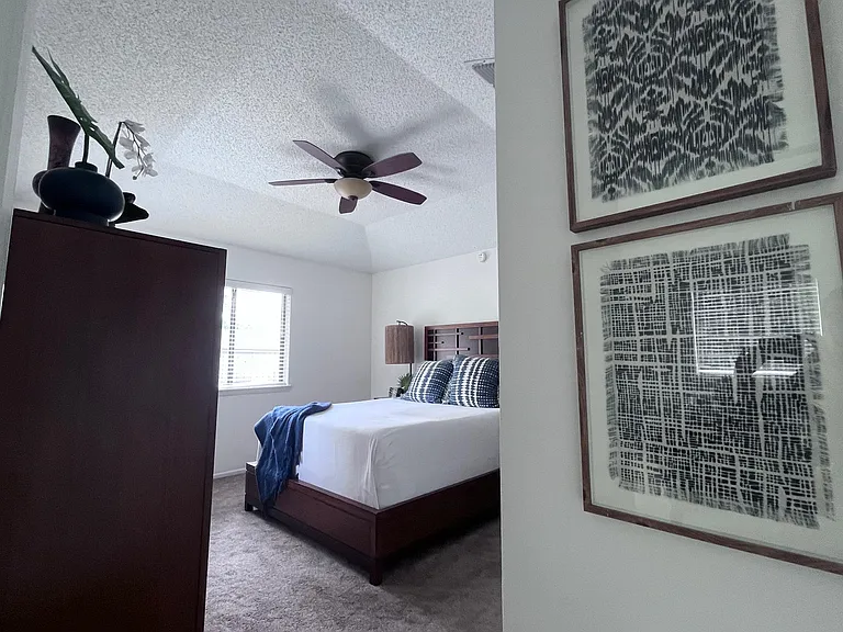 *Home is unfurnished*
*Prior tenant's furnishings*