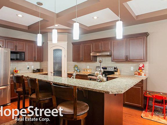3rd image of 461 Ainslie Cres SW