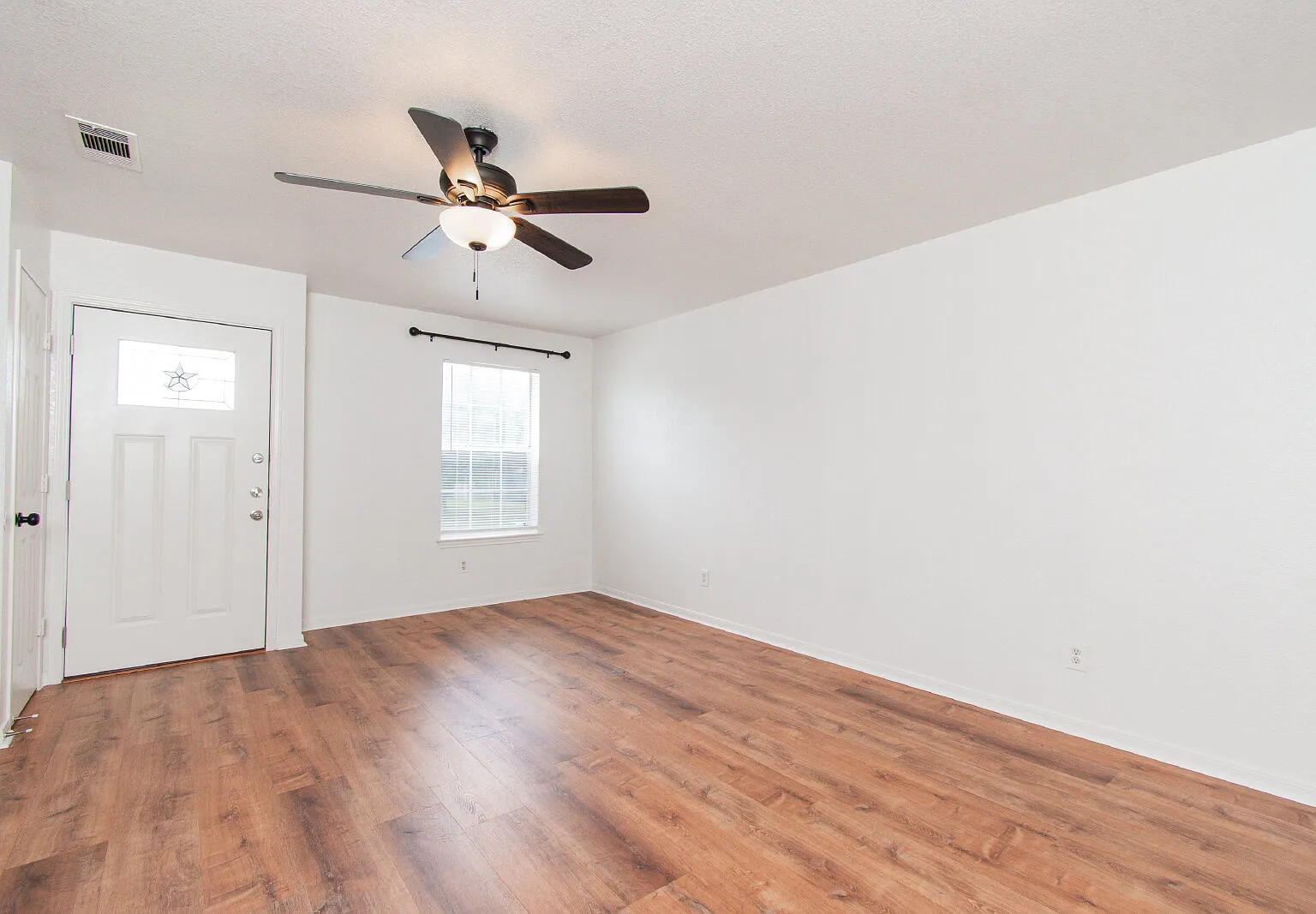 3 bed, 2.0 bath, 1077 sqft, $1,450 — Photo 4