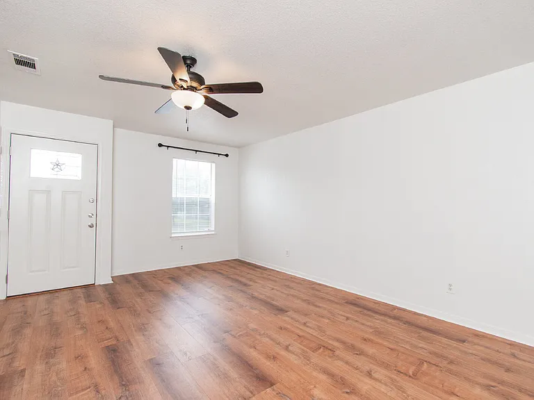 1213 Fox Creek Dr — Photo 4