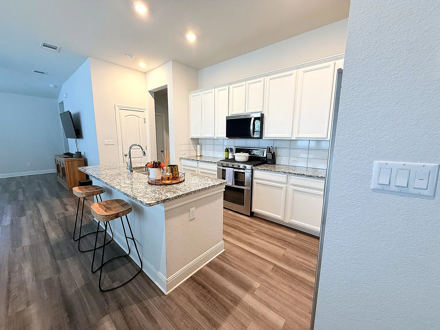 3 bed, 1560 sqft, $2,500 — Photo 4