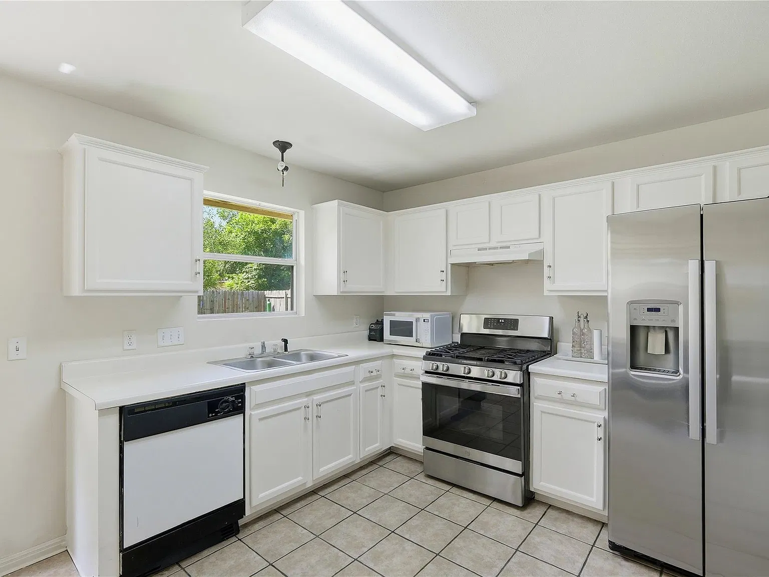 2 bed, 1.0 bath, 886 sqft, $1,780 — Photo 2