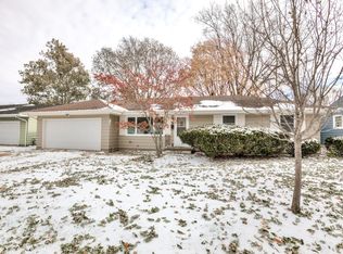 908 Mayflower Ave, Bloomington, IL