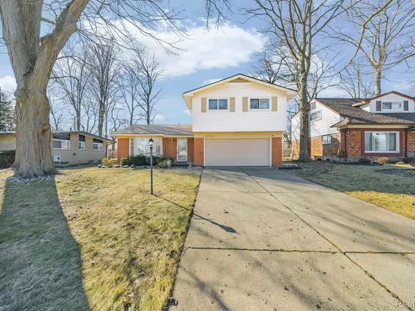 27625 Berkshire Dr, Southfield, MI 48076