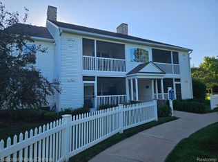 2860 S Knightsbridge Cir, Ann Arbor, MI 48105