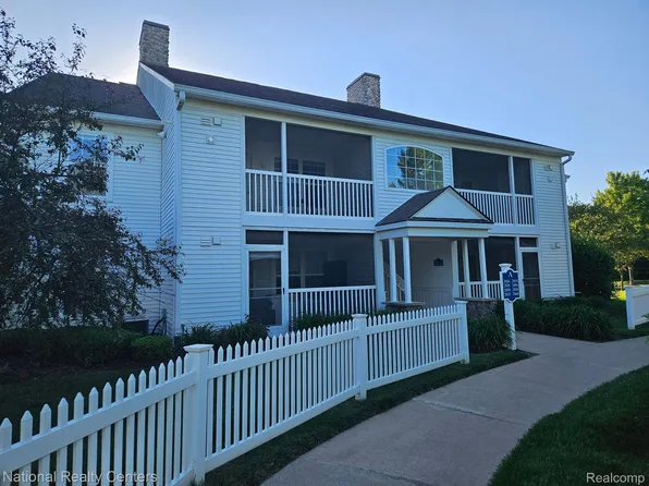 2860 S Knightsbridge Cir, Ann Arbor, MI 48105