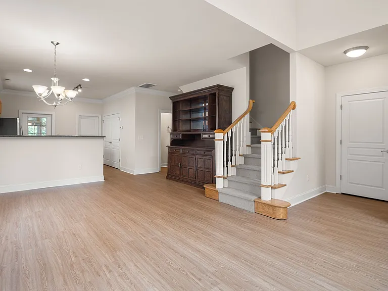 8 Trafalgar Cir — Photo 4