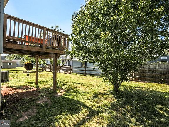 Fully Fenced Back Yard!