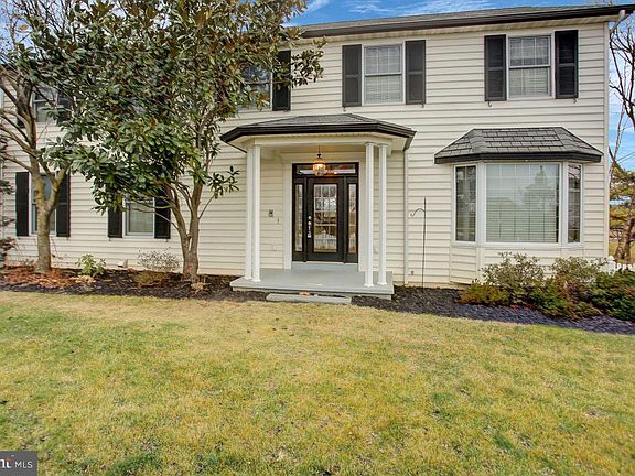 4th image of 347 Leedy Way E