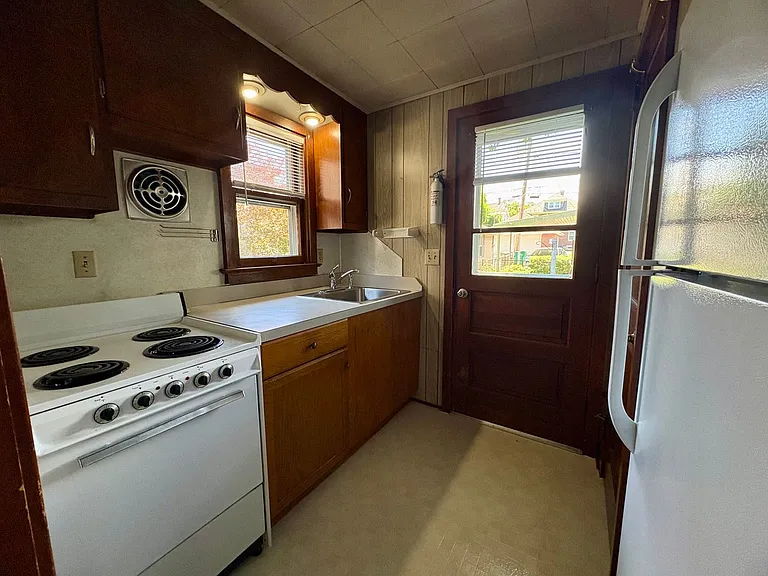 40 W Caracas Ave — Photo 2