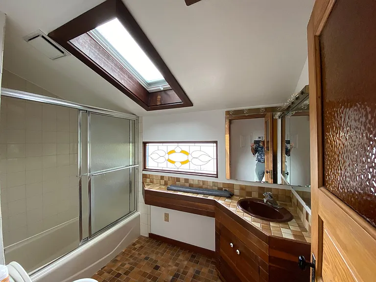 Bath w/shower over tub, skylight.