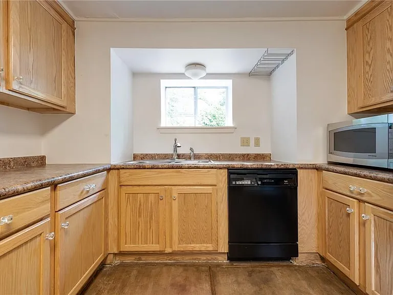 1501 W 9th St #D — Photo 8