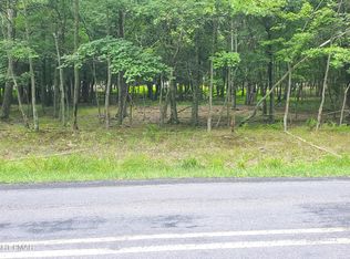 95 Pine Ridge Dr W, Bushkill, PA 18324