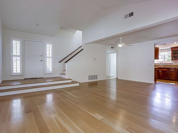 2nd image of 813 Applewilde Dr