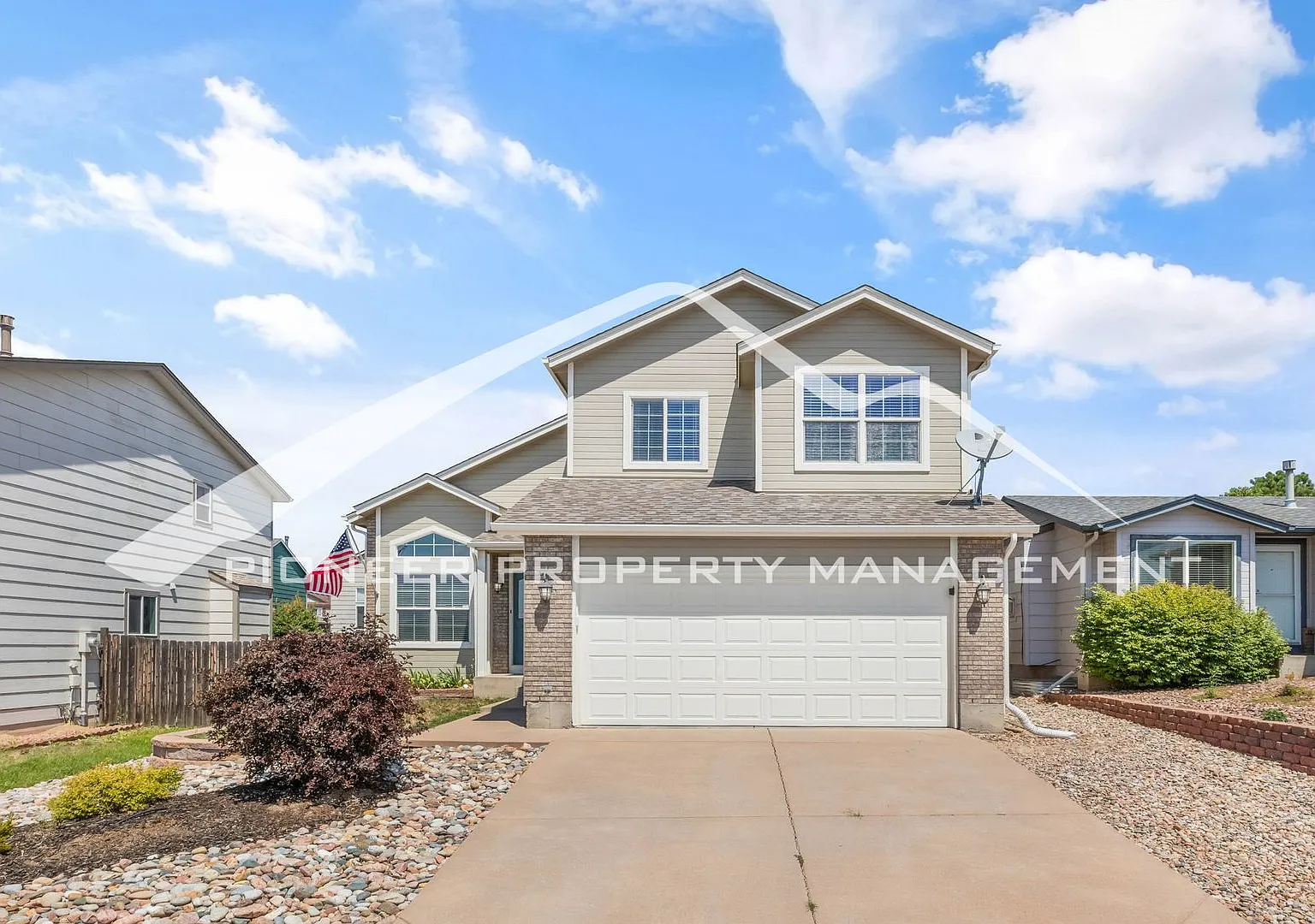 4 Bed, 3.5 Bath with 2 car garage, fully fenced yard, gas fireplace, AC and Modern Refinished Bas... — Photo 1