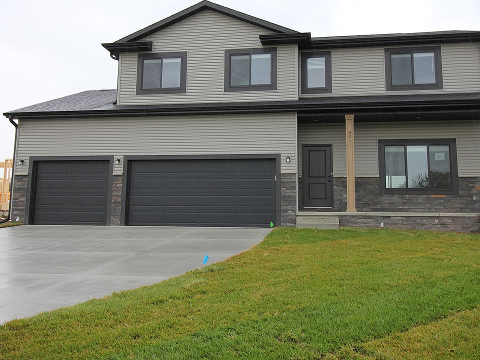 Image shows upgrade to 3-stall garage.