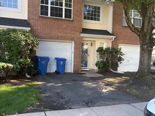 208 Hidden Woods Ct, Piscataway, NJ 08854