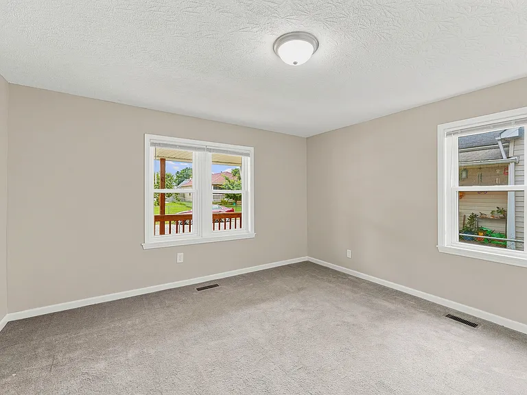 902 Warren Ave — Photo 26