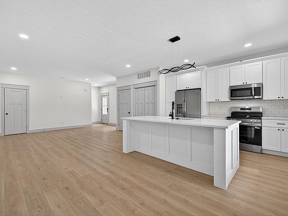2nd image of 326-328 N Jefferson St #51b48ce3c