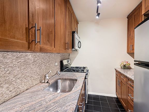 5th image of 251 E 32nd St #12G