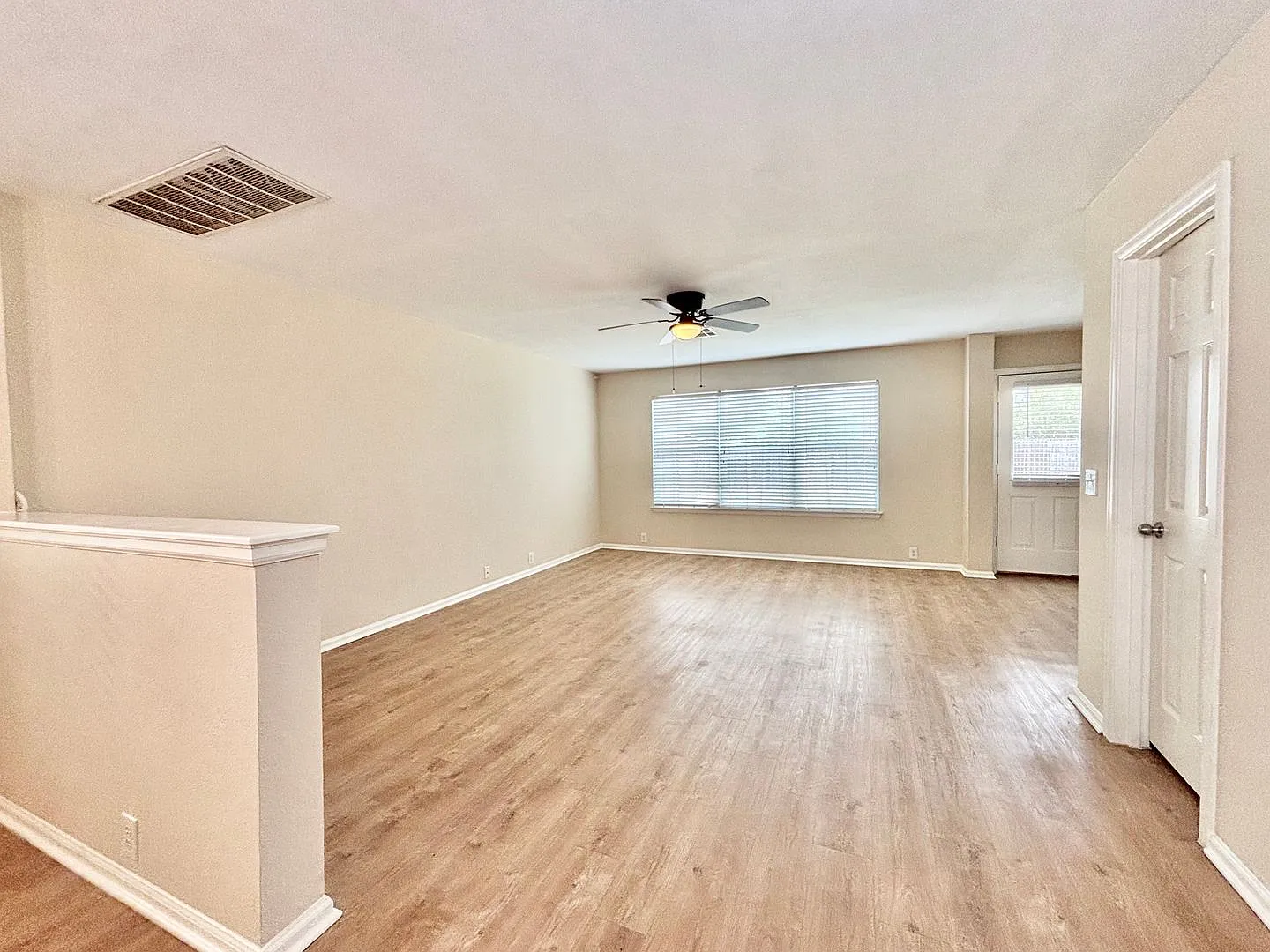 Beautiful 2 Story Home! — Photo 4
