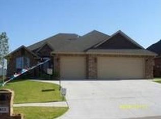 813 SE 6th St, Moore, OK 73160