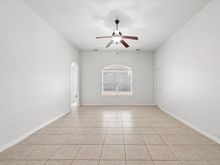 411 Winchester Dr — Photo 8
