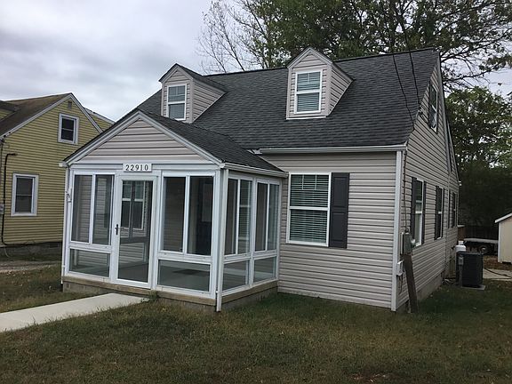 5th image of 22910 Lawrence Ave