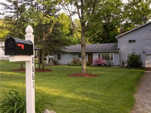 8661 Carmichael Dr, Chesterland, OH 44026