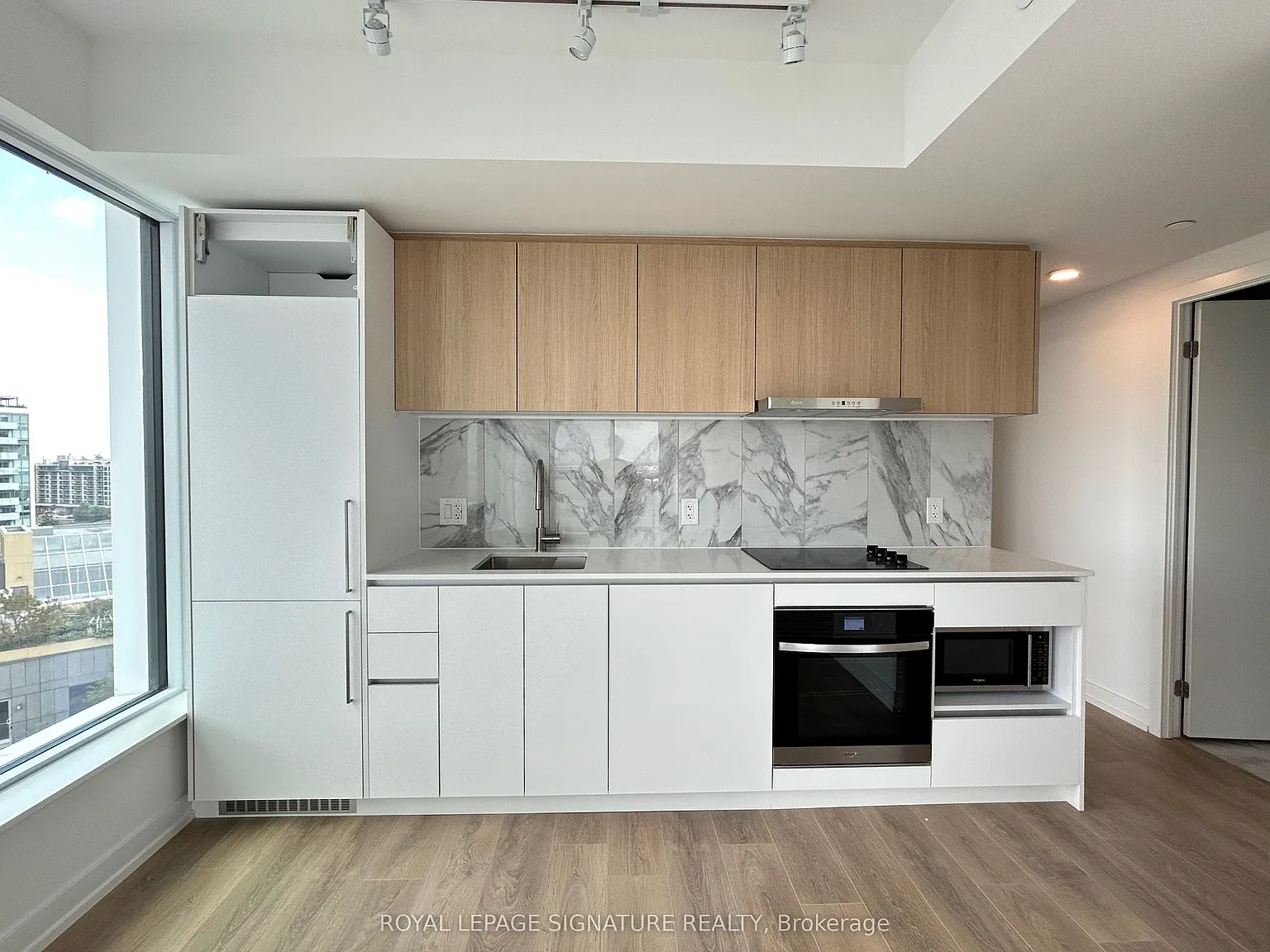 Line 5 Condos — Photo 2