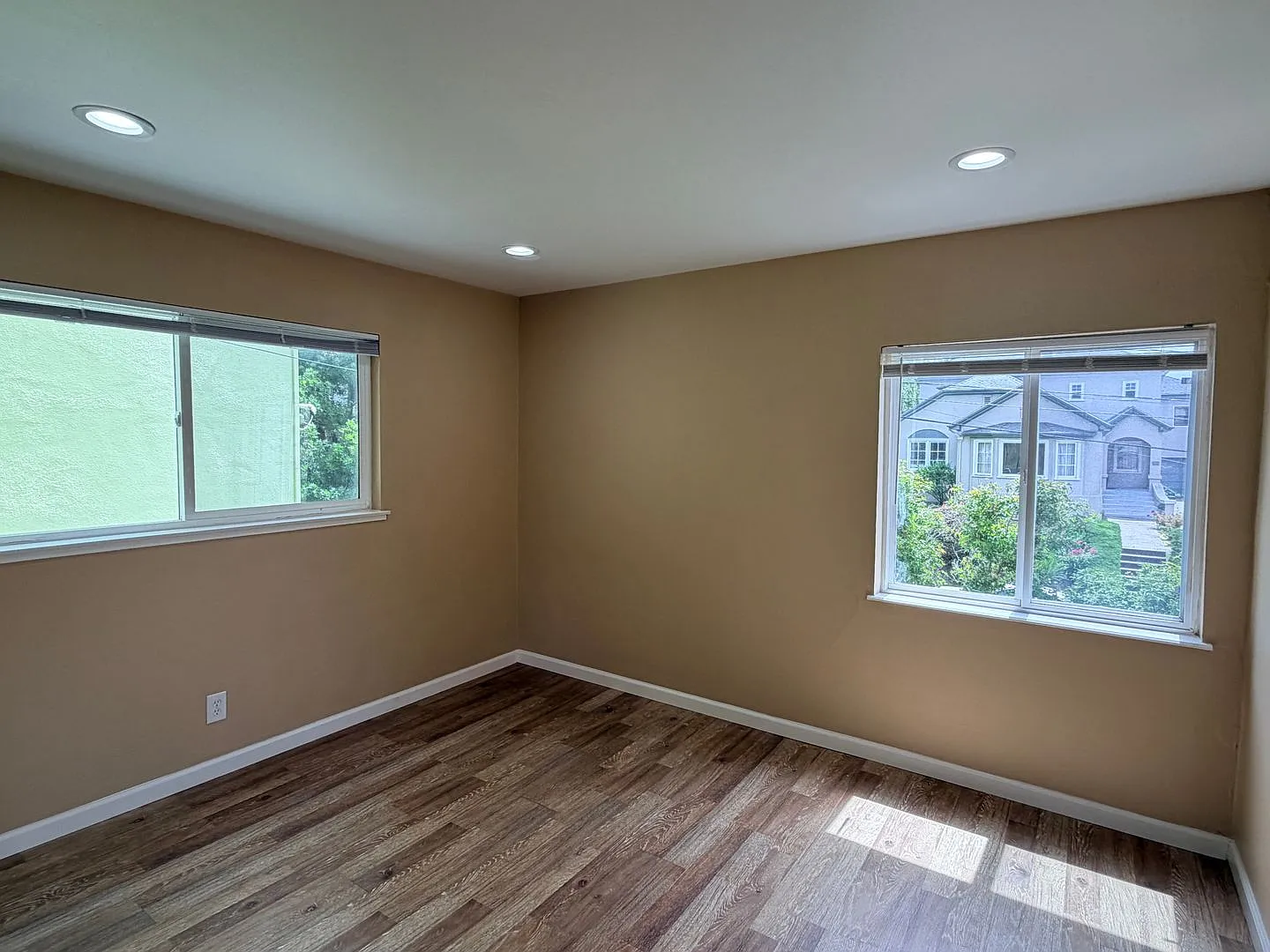 317 Warwick- 270- 1196/2701 — Photo 4