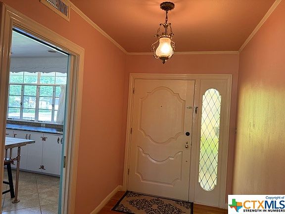 3rd image of 827 E Krezdorn St