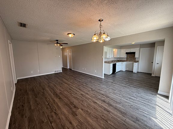4th image of 905 Mardi Gras Ln