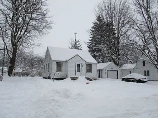 24 S Elm St photo 1